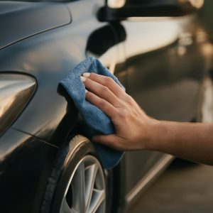 Мойка автомобиля с керамическим покрытием мягкой микрофиброй